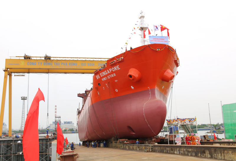 Công ty Đóng tàu Phà Rừng: Hạ thủy tàu dầu/hóa chất YN-05 “BS SINGAPORE” và đấu đà tàu YN-06 trọng tải 13.000 tấn xuất khẩu sang Hàn Quốc